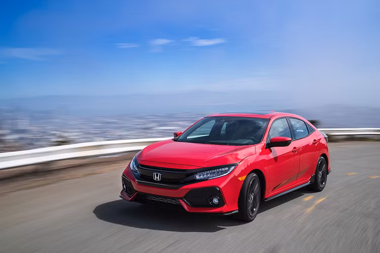 Sức mạnh động cơ được truyền tới bánh thông qua hộp số biến thiên vô cấp CVT. Đây là hệ dẫn động cũng được dùng cho Honda Civic Sedan thế hệ mới tại Thái Lan. Giá bán Civic hatchback 2017 tại thị trường này là 1,169 triệu Baht (tương đương 753 triệu đồng).