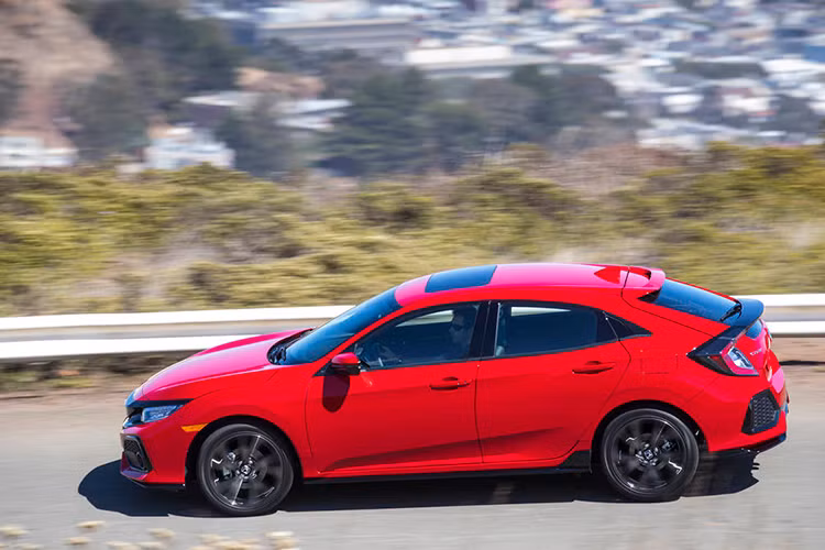 Tại thị trường Thái Lan, mẫu xe Civic Hatchback 2017 chỉ được Honda cho ra một bản trang bị duy nhất là 1.5L Turbo. Động cơ xăng 4 xy-lanh, tăng áp, dung tích 1,5 lít. Động cơ này tạo ra công suất tối đa 173 mã lực tại vòng tua máy 5.500 vòng/phút và mô-men xoắn cực đại 220 Nm tại dải vòng tua từ 1.700 - 5.500 vòng/phút.