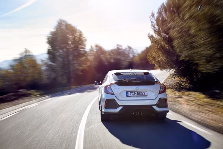 Ở phía sau, Civic hatchback cũng có thiết kế rất thể thao với cản sau góc cạnh, ống xả đặt chính giữa, cặp đèn hậu với các dải LED hình chữ C được nối liền với nhau bởi cánh gió tích hợp đèn phanh. Các bánh xe được trang bị mâm 5 chấu kép dạng hợp kim cỡ 17 inch lốp 215/50.