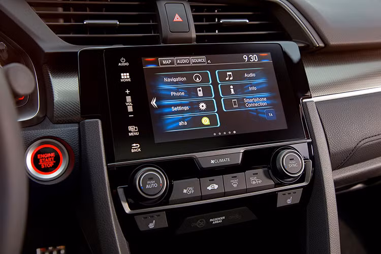 Các hệ thống an toàn như Honda Sensing và hệ thống thông tin giải trí Honda Display Audio hỗ trợ kết nối đến Apple CarPlay và Android Auto. Ghế trước kèm chức năng sưởi, ghế lái điều chỉnh điện 8 hướng, ghế trước điều chỉnh điện 4 hướng và hệ thống thông tin giải trí với màn hình HD 7 inch đa phương tiện...