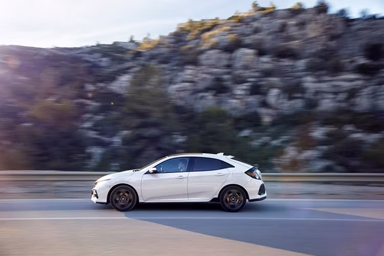 Bên cạnh đó, đuôi xe của mẫu hatchback 5 cửa cũng được đánh giá nổi bật như phần đầu xe khi được thiết kế các hốc thoát gió với kích thước to ngang nhau, một cánh gió ở cốp sau và thậm chí ống xả kép (từng được bắt gặp trên các phiên bản tại Châu Âu).