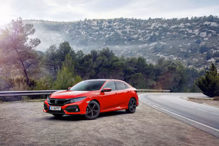 Tại thị trường Thái Lan, mẫu xe Honda Civic Hatchback 2017 mới sẽ có 5 tùy chọn màu sơn ngoại thất là bạc Lunar Silver Metallic, xám Modern Steel Metallic, trắng Orchid White Pearl, đen Crystal Black Pearl và đen Black Burgundy Night Pearl. Trong đó, nếu muốn chọn 3 màu sơn cuối cùng, khách hàng phải trả thêm tiền.