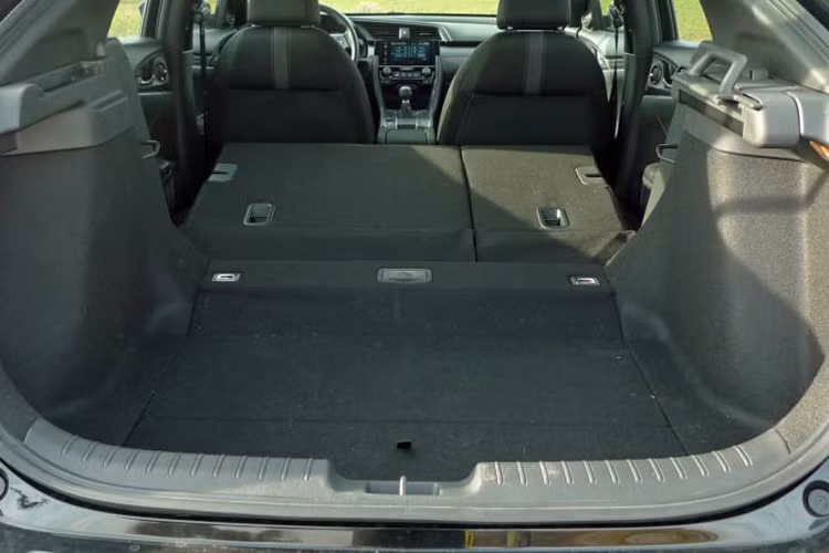 Theo Honda, với trục cơ sở lớn hơn, Civic hatchback thế hệ mới cũng có không gian rộng rãi hơn ở khoảng để chân và khoảng vai của hành khách ngồi ghế sau. Trong khi đó, thể tích khoang hành lý của xe đạt tới 478 lít và có thể mở rộng bằng cách gập lưng ghế sau 60/40 xuống. Với cửa sau, chiếc xe cũng dễ dàng chất dỡ hành lý hơn phiên bản sedan.