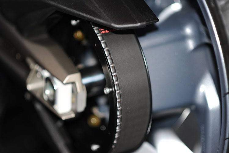 Đặc biệt thiết kế hệ truyền động của AK 550 tách rời động cơ khỏi hệ thống treo, thay vì gộp chung như kiểu xe tay ga chúng ta thường thấy. Điều này giúp giảm đáng kể phần trọng lượng của hệ thống treo, trong kỹ thuật gọi là unsprung weight. Việc giảm unsprung weight sẽ giúp hệ thống treo cần ít năng lượng hơn để phân tác lực.