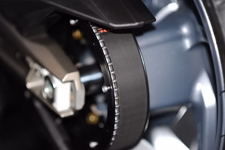 Đặc biệt thiết kế hệ truyền động của AK 550 tách rời động cơ khỏi hệ thống treo, thay vì gộp chung như kiểu xe tay ga chúng ta thường thấy. Điều này giúp giảm đáng kể phần trọng lượng của hệ thống treo, trong kỹ thuật gọi là unsprung weight. Việc giảm unsprung weight sẽ giúp hệ thống treo cần ít năng lượng hơn để phân tác lực.