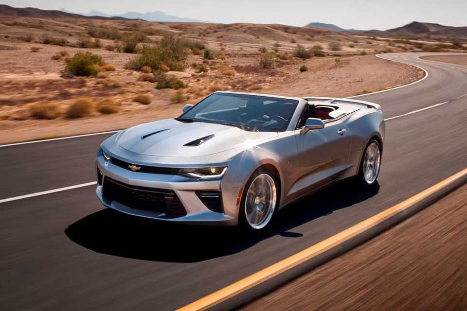 Chevrolet Camaro Convertible (32.900 USD): Chevrolet Camaro Convertible là chiếc xe mát mẻ và "sexy" nhờ việc loại bỏ phần mui. Dù ở dạng mui mềm, khả năng cách âm và cách nhiệt của Camaro Convertible được đánh giá tốt. Cơ cấu gập điện giúp phần mui đóng mở trong 16 giây, người lái có thể mở mui từ xa hoặc đóng mở khi đang chạy ở vận tốc gần 50 km/h. Xe trang bị động cơ i4 2.0 L tăng áp, có công suất 275 mã lực và giá bán 32.900 USD. Phiên bản V6 3,6 lít có công suất 335 mã lực và giá bán đắt hơn 1.495 USD.