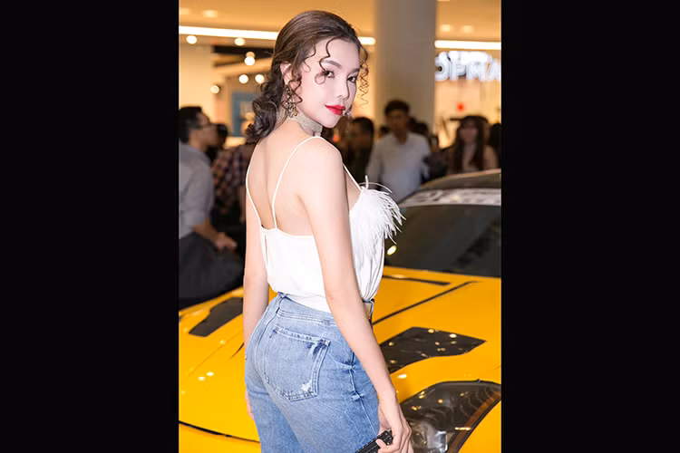 Nissan 350Z là mẫu xe thể thao 2 cửa 2 chỗ ngồi đến từ Nhật Bản. Với động cơ V6 3.5L công suất 306 mã lực và hộp số sàn 6 cấp, Nissan 350Z không chỉ đạt vận tốc tối đa 250km/h mà còn rất phù hợp với môn thể thao drift nhờ được trang bị hệ dẫn động cầu sau.