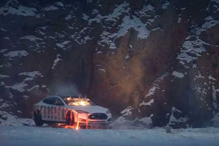 Cho Tesla Model S no tan tanh bang 30 kg thuoc no de xa gian