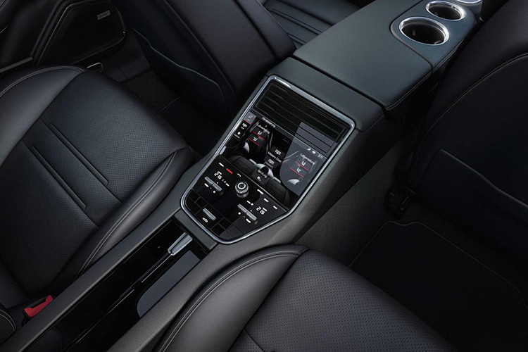 Bên cạnh đó, riêng phiên bản Panamera 4 E-Hybrid sẽ mạnh mẽ hơn với trang bị động cơ tăng áp kép 2.9L và một động cơ điện cho ra tổng công suất tối đa 457 mã lực, tất nhiên kèm theo đó là mức giá cũng tương đối "mặn", ở mức 116,900 USD (khoảng 2,8 tỷ đồng).