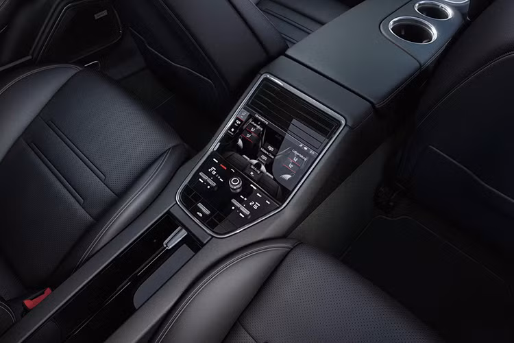 Bên cạnh đó, riêng phiên bản Panamera 4 E-Hybrid sẽ mạnh mẽ hơn với trang bị động cơ tăng áp kép 2.9L và một động cơ điện cho ra tổng công suất tối đa 457 mã lực, tất nhiên kèm theo đó là mức giá cũng tương đối "mặn", ở mức 116,900 USD (khoảng 2,8 tỷ đồng).