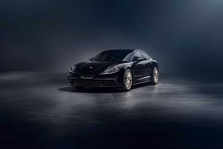 Cụ thể, mẫu xe Porsche Panamera đặc biệt "10 Year Edition" sẽ đến tay công chúng với 3 phiên bản, bao gồm Panamera tiêu chuẩn, Panamera 4 và Panamera 4 E-Hybrid. Tất cả các phiên bản đều sẽ chỉ được nhà sản xuất trang bị duy nhất 1 màu sơn mặc định, đó là màu đen bóng huyền bí.