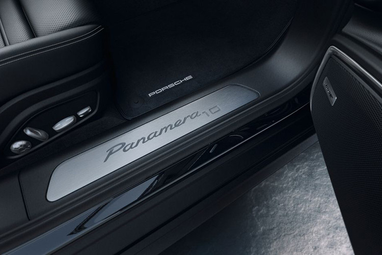 Ngoài ra, một số trang bị nâng cấp phải kể tới như hệ thống hỗ trợ đỗ xe thông minh, camera 360 độ, đèn LED ma trận, hệ thống hỗ trợ thay đổi làn đường, hệ thống hỗ trợ giữ làn đường, ghế chỉnh điện 14 hướng cùng logo thêu trên tựa đầu, cửa hít, hệ thống âm thanh vòm Bose, hệ thống treo khí nén thích ứng chủ động...