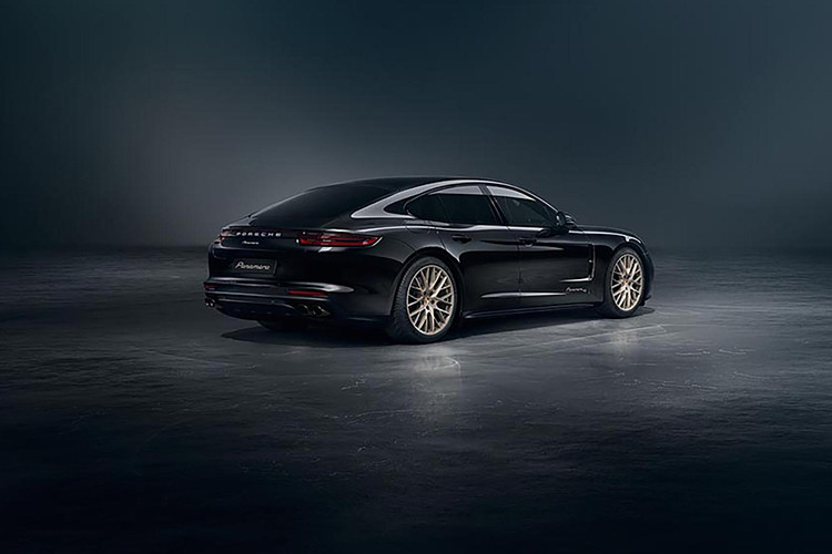 Cả ba phiên bản Porsche Panamera 10 Year Edition đều sở hữu những gói trang bị tiện nghi và an toàn tiêu chuẩn của nhà Porsche.