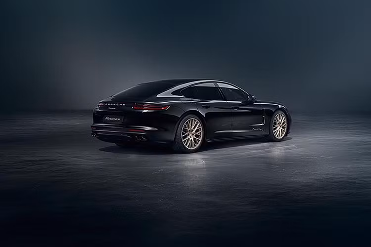 Cả ba phiên bản Porsche Panamera 10 Year Edition đều sở hữu những gói trang bị tiện nghi và an toàn tiêu chuẩn của nhà Porsche.