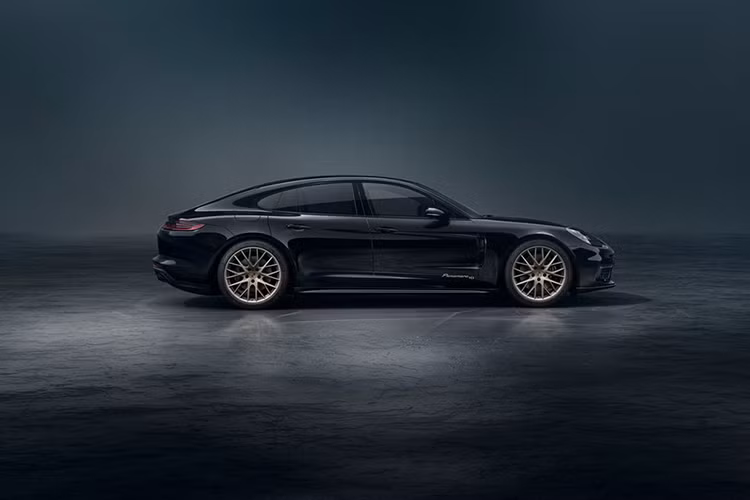 Đi kèm với đó là bộ mâm 21 inch Sport Design bằng kim loại sơn màu vàng trắng ánh kim nổi bật. Ngoài ra, phía dưới cánh cửa trước cũng được đính logo phiên bản Pamamera 10 đầy ấn tượng màu vàng trắng ánh kim.