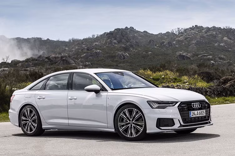 Ra đời từ năm 1994, đến nay mẫu xe sang Audi A6 đã bước sang thế hệ thứ 8. Ở thế hệ mới vừa ra mắt này, xe có phong cách thiết kế thừa hưởng khá nhiều từ đàn anh Audi A8 thế hệ mới.