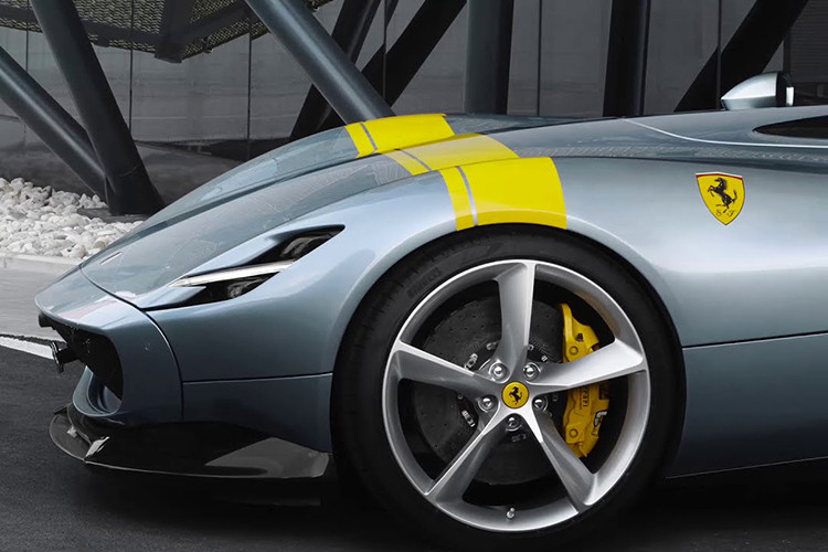 Khi trình làng lần đầu tiên với các khách hàng trên thế giới tại triển lãm ôtô Paris 2018, hãng Ferrari cho biết toàn bộ 499 chiếc siêu xe Ferrari Monza đã có chủ nhân đặt mua từ trước. Giá xe Ferrari Monza khởi điểm 1.6 triệu Euro (tương đương 1,82 triệu đô la hay 42,15 tỷ đồng).