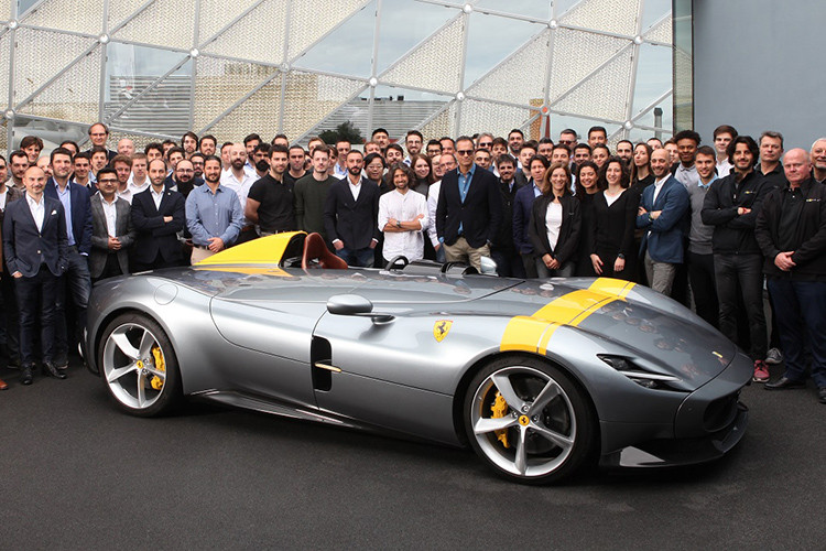 Động cơ mạnh mẽ V12, dung tích 6,5 lít sẽ giúp siêu xe Ferrari Monza SP1 chỉ mất thời gian 2,9 giây để tăng tốc lên 100 km/h từ vị trí xuất phát, thêm 5 giây nữa để đạt tốc độ 200 km/h trước khi chạm ngưỡng tốc độ tối đa của xe vào khoảng 300 km/h.