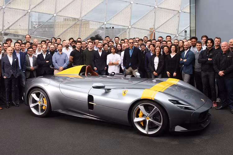 Động cơ mạnh mẽ V12, dung tích 6,5 lít sẽ giúp siêu xe Ferrari Monza SP1 chỉ mất thời gian 2,9 giây để tăng tốc lên 100 km/h từ vị trí xuất phát, thêm 5 giây nữa để đạt tốc độ 200 km/h trước khi chạm ngưỡng tốc độ tối đa của xe vào khoảng 300 km/h.