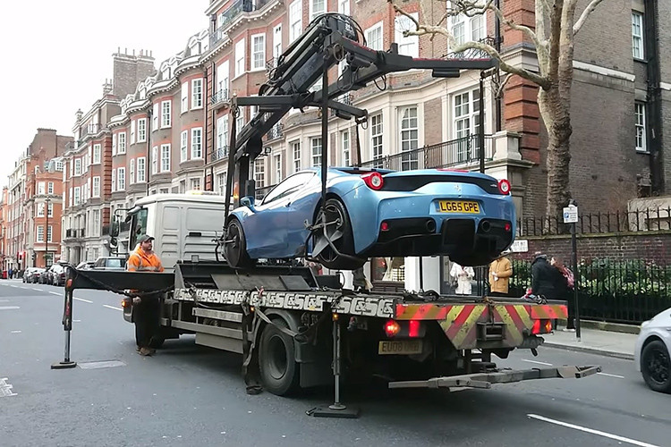 Gần đây, chiếc siêu xe Ferrari 1 chỗ ngồi độc đáo nhất thế giới nhưng đã được các đại gia tranh nhau mua đã có mặt tại trung tâm London, thủ đô của Anh. Chiếc Ferrari Monza SP1 này được chở bằng xe chuyên dụng đặc biệt và dừng chân trước cửa đại lý siêu xe nổi tiếng HR Owen, nơi phục vụ rất nhiều siêu xe cho các nhà sưu tập.