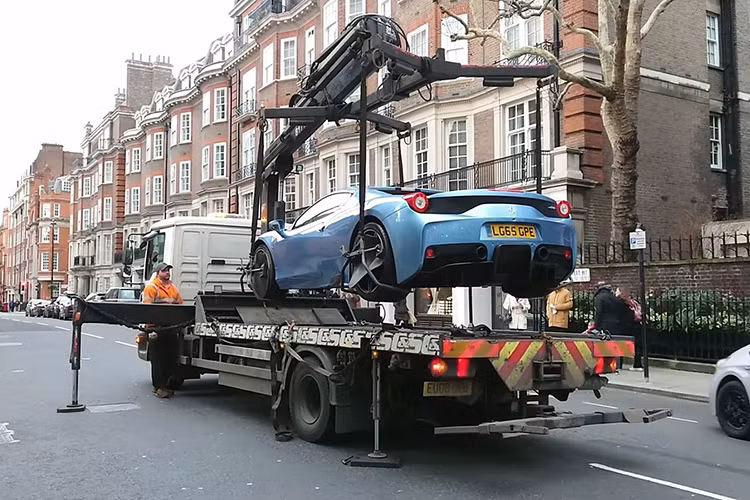 Gần đây, chiếc siêu xe Ferrari 1 chỗ ngồi độc đáo nhất thế giới nhưng đã được các đại gia tranh nhau mua đã có mặt tại trung tâm London, thủ đô của Anh. Chiếc Ferrari Monza SP1 này được chở bằng xe chuyên dụng đặc biệt và dừng chân trước cửa đại lý siêu xe nổi tiếng HR Owen, nơi phục vụ rất nhiều siêu xe cho các nhà sưu tập.