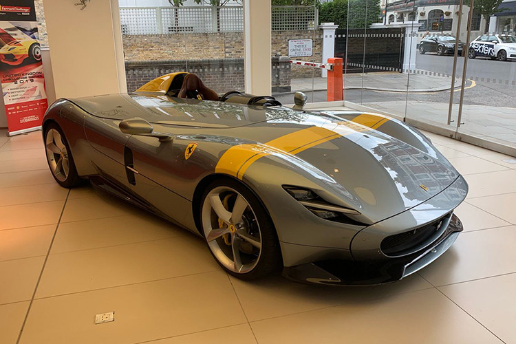 Tuy mang hình dáng cổ điển nhưng "xác xe" của chiếc Ferrari Monza SP1 và động cơ V12, dung tích 6,5 lít lại đến từ mẫu xe hiện đại Ferrari 812 Superfast. Khối động cơ này khi gắn trên Ferrari Monza SP1 tạo ra công suất tối đa 809 mã lực, tăng 10 mã lực và mô-men xoắn cực đại 719 Nm, tăng 1 Nm so với Ferrari 812 Superfast.