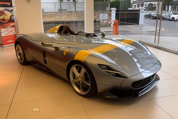 Tuy mang hình dáng cổ điển nhưng "xác xe" của chiếc Ferrari Monza SP1 và động cơ V12, dung tích 6,5 lít lại đến từ mẫu xe hiện đại Ferrari 812 Superfast. Khối động cơ này khi gắn trên Ferrari Monza SP1 tạo ra công suất tối đa 809 mã lực, tăng 10 mã lực và mô-men xoắn cực đại 719 Nm, tăng 1 Nm so với Ferrari 812 Superfast.
