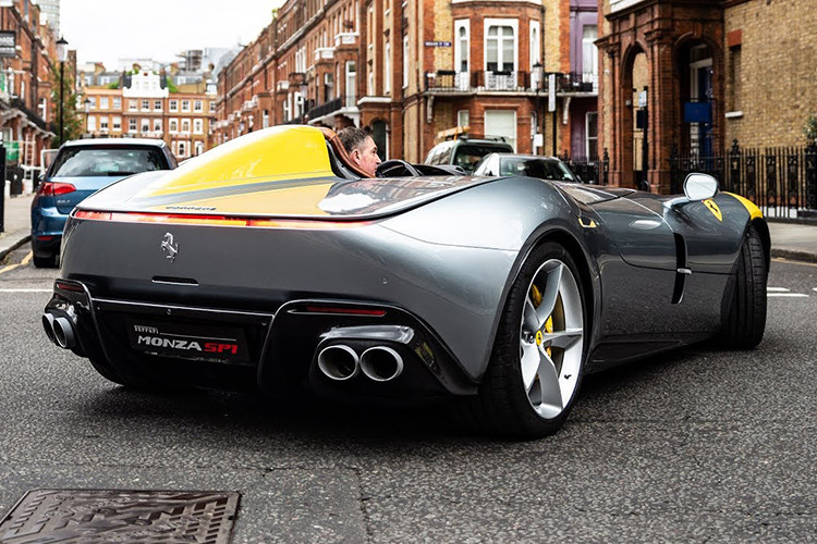 Đáp lại, người ngồi trong khoang lái của siêu xe Ferrari Monza SP1 liên tục "nẹp pô". Được biết, chỉ có đúng 499 chiếc siêu xe Ferrari Monza được sản xuất trên toàn thế giới. Trong đó, khi khách hàng chọn mua xe chỉ được lựa phiên bản SP1 hoặc SP2. Hãng siêu xe Ý cũng không cho phép 1 người mua đến 2 chiếc Ferrari Monza SP1 và Ferrari Monza SP2.