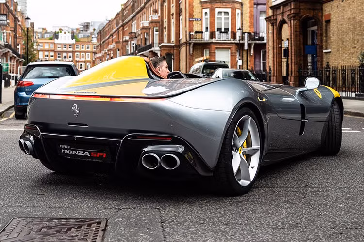 Đáp lại, người ngồi trong khoang lái của siêu xe Ferrari Monza SP1 liên tục "nẹp pô". Được biết, chỉ có đúng 499 chiếc siêu xe Ferrari Monza được sản xuất trên toàn thế giới. Trong đó, khi khách hàng chọn mua xe chỉ được lựa phiên bản SP1 hoặc SP2. Hãng siêu xe Ý cũng không cho phép 1 người mua đến 2 chiếc Ferrari Monza SP1 và Ferrari Monza SP2.
