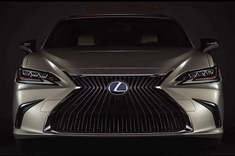 Phần đầu của xe với cụm lưới tản nhiệt hình con suốt cỡ lớn, đèn pha hiện đại với đèn LED chiếu sáng ban ngày đặt thấp, cụm đèn sương mù với thanh nẹp chrome tạo hình chữ L. Với những hình ảnh mới nhất, có thể nói ES 2019 là một ''tiểu LS'' với thiết kế đẳng cấp hơn.