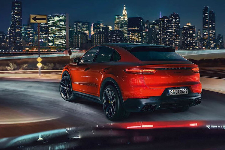 Mỗi chiếc Cayenne Coupe có phần mái bằng kính cố định toàn cảnh rộng 2,16 m2, tuy nhiên, mui xe sử dụng carbon là tùy chọn. Một cánh gió mái adaptive (trang bị tiêu chuẩn Cayenne) cũng có sẵn và sẽ khởi động khi xe đạt tốc độ từ 90 km/h trở lên.