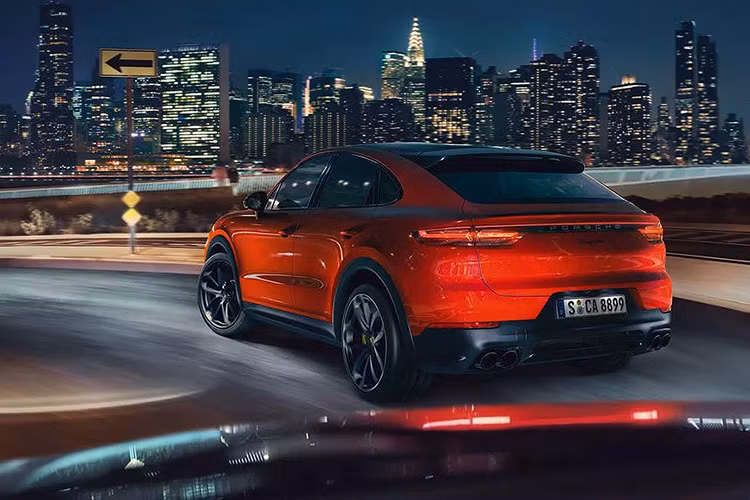 Mỗi chiếc Cayenne Coupe có phần mái bằng kính cố định toàn cảnh rộng 2,16 m2, tuy nhiên, mui xe sử dụng carbon là tùy chọn. Một cánh gió mái adaptive (trang bị tiêu chuẩn Cayenne) cũng có sẵn và sẽ khởi động khi xe đạt tốc độ từ 90 km/h trở lên.