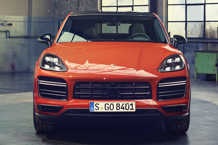 So với bản tiêu chuẩn, &#x8;mẫu xe Porsche Cayenne Coupe mới sở hữu phần mái dốc nhiều ra phía làm nhiều người liên tưởng đến mẫu Panamera. Cột A hẹp hơn, cắt vát làm tăng thêm vẻ ấn tượng của xe khi nhìn từ 2 bên.
