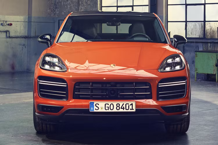 So với bản tiêu chuẩn, mẫu xe Porsche Cayenne Coupe mới sở hữu phần mái dốc nhiều ra phía làm nhiều người liên tưởng đến mẫu Panamera. Cột A hẹp hơn, cắt vát làm tăng thêm vẻ ấn tượng của xe khi nhìn từ 2 bên.
