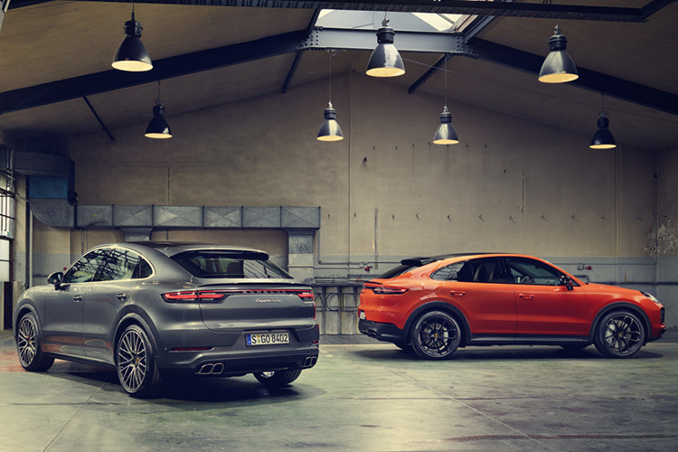 Khách hàng sẽ có 2 tùy chọn động cơ bao gồm V6 3.0L công suất 335 mã lực và mô men xoắn 450 Nm trên phiên bản tiêu chuẩn và khả năng tăng tốc từ 0 - 100 km/h trong 5,7 giây với tốc độ tối 243 km/h trên bản tiêu chuẩn. Riêng bản Cayenne Turbo Coupe sẽ sử dụng động cơ V8 4.0L tăng áp kép công suất 541 mã lực và mô men xoắn 768 Nm. Xe chỉ mất 3,7 giây để tăng tốc từ 0 - 100 km/h và tốc độ tối đa 286 km/h.