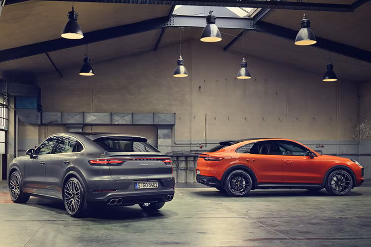 Khách hàng sẽ có 2 tùy chọn động cơ bao gồm V6 3.0L công suất 335 mã lực và mô men xoắn 450 Nm trên phiên bản tiêu chuẩn và khả năng tăng tốc từ 0 - 100 km/h trong 5,7 giây với tốc độ tối 243 km/h trên bản tiêu chuẩn. Riêng bản Cayenne Turbo Coupe sẽ sử dụng động cơ V8 4.0L tăng áp kép công suất 541 mã lực và mô men xoắn 768 Nm. Xe chỉ mất 3,7 giây để tăng tốc từ 0 - 100 km/h và tốc độ tối đa 286 km/h.