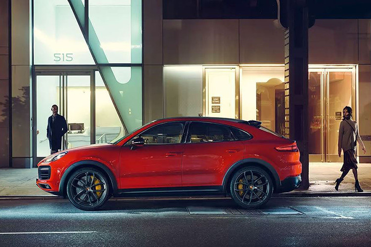 Porsche Cayenne Coupe 2020 nổi bật với với những chi tiết sắc nét hơn so với phiên bản hiện tại, thiết kế phía sau được hãng xe Đức mô tả là “độc nhất”, cánh lướt gió phía sau thích ứng, cửa sổ trời toàn cảnh panorama là trang bị tiêu chuẩn hay những tùy chọn bằng sợi carbon.