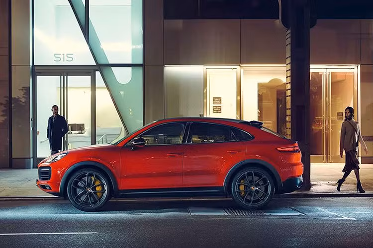 Porsche Cayenne Coupe 2020 nổi bật với với những chi tiết sắc nét hơn so với phiên bản hiện tại, thiết kế phía sau được hãng xe Đức mô tả là “độc nhất”, cánh lướt gió phía sau thích ứng, cửa sổ trời toàn cảnh panorama là trang bị tiêu chuẩn hay những tùy chọn bằng sợi carbon.