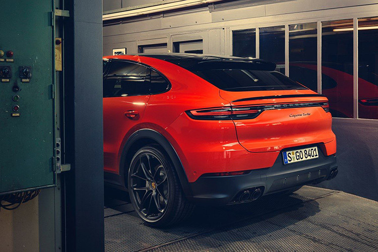 Cayenne Coupe mới có trọng tâm thấp hơn 20 mm, cửa sau được làm mới và chắn bùn được cập nhật làm nổi bật các góc bằng cách mở rộng chiều rộng thêm 18mm.