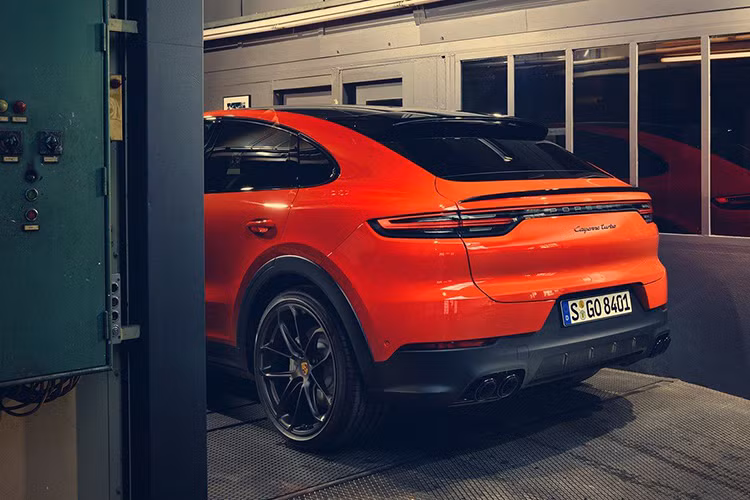 Cayenne Coupe mới có trọng tâm thấp hơn 20 mm, cửa sau được làm mới và chắn bùn được cập nhật làm nổi bật các góc bằng cách mở rộng chiều rộng thêm 18mm.