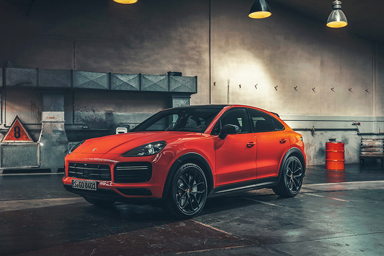 Porsche Việt Nam cũng chính thức công bố giá bán Porsche Cayenne Coupe và bắt đầu nhận đặt hàng từ hôm nay (ngày 16/4/2019). Theo đó tại Việt Nam, giá tiêu chuẩn của phiên bản Cayenne Coupé từ 4,95 tỷ đồng và 9,35 tỷ đồng cho phiên bản Cayenne Turbo Coupé.