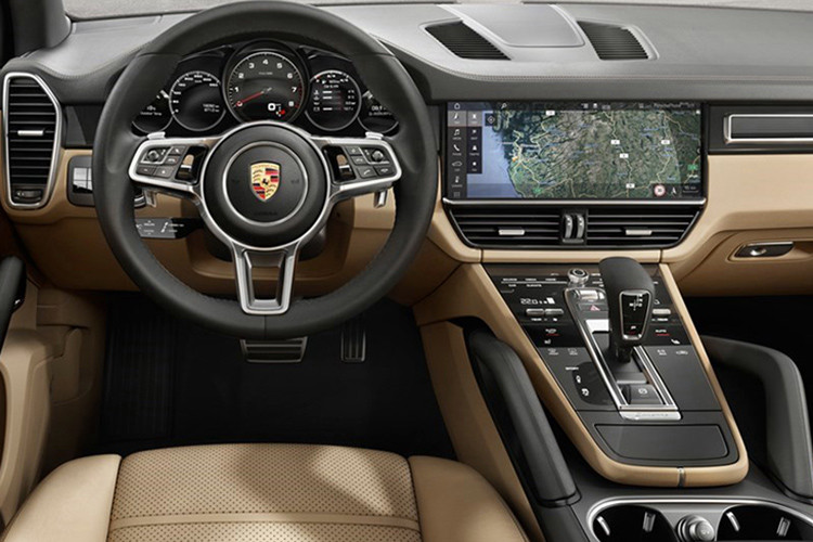 Các thông số kích thước tổng thể dài x rộng x cao của Cayenne Coupe tương ứng 4.939 x 1.989 x 1.653 (mm), chiều dài cơ sở 2.895 mm. Bên trong cabin xe, phong cách thể thao và nhiều tính năng hiện đại vẫn là điểm thu hút cho Porsche Cayenne Coupe 2020.