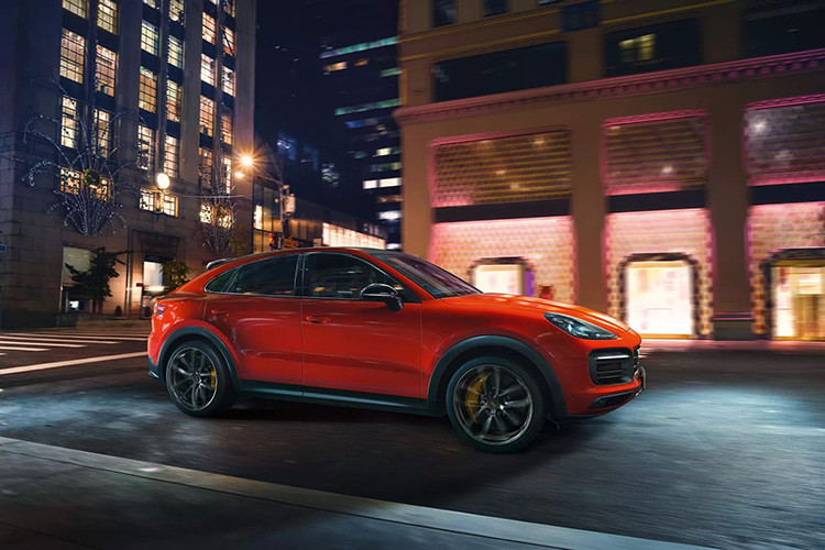 Cụm đèn hậu của xe vẫn có thiết kế tương tự như biến thể Cayenne tiêu chuẩn. Trên phiên bản Cayenne Turbo Coupe cũng được trang bị thêm hệ thống ống xả thể thao. Các tính năng tiêu chuẩn Cayenne bao gồm hệ thống treo chủ động của Porsche (PASM), gói thể thao Chrono, la zăng 20 inch, ghế thể thao chỉnh 8 hướng.