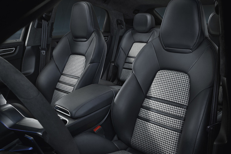 Với chiều cao trần xe thấp hơn, hàng ghế trước kiểu dáng thể thao điều chỉnh 18 hướng giúp người ngồi dễ dàng có được vị trí thoải mái nhất, hàng ghế sau được tinh chỉnh với trọng tâm thấp hơn 1,18 inch để đầu hành khách không va vào trần. Xe sở hữu khoang hành lý 622L và mở rộng lên 1.537L khi gập hàng ghế sau.