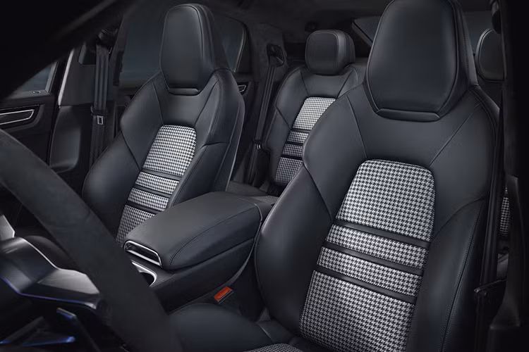 Với chiều cao trần xe thấp hơn, hàng ghế trước kiểu dáng thể thao điều chỉnh 18 hướng giúp người ngồi dễ dàng có được vị trí thoải mái nhất, hàng ghế sau được tinh chỉnh với trọng tâm thấp hơn 1,18 inch để đầu hành khách không va vào trần. Xe sở hữu khoang hành lý 622L và mở rộng lên 1.537L khi gập hàng ghế sau.