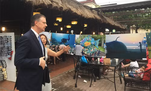 Gioi tre Ha Noi huong ung chien dich loai bo rac thai nhua