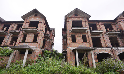 Bộ Tài chính cho rằng đánh thuế đối với nhà sẽ hạn chế được tình trạng biệt thự bỏ hoang. Trong ảnh: Một khu biệt thự nhiều năm chưa có người mua ở Bắc Ninh - Ảnh: VIỆT DŨNG