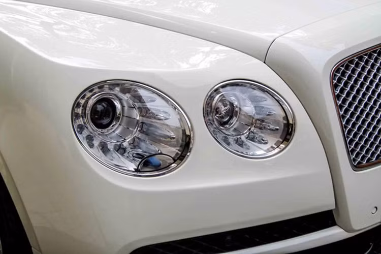 Đèn pha kiểu tinh thể kim cương, chiếu sáng bằng công nghệ LED là điểm nhấn phần đầu của chiếc xe siêu sang.