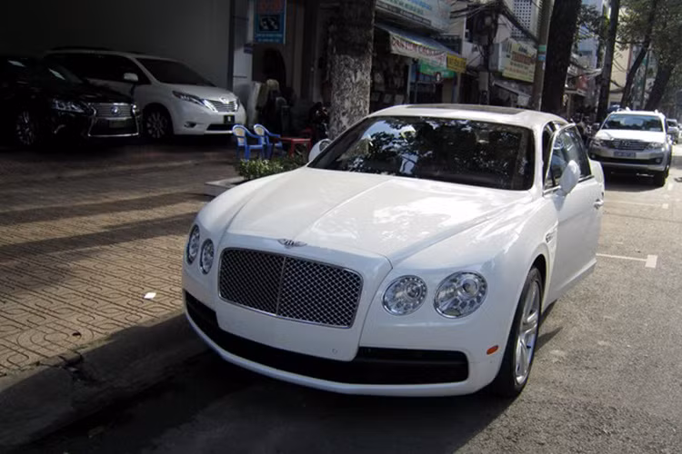 Tại Mỹ, Bentley Flying Spur V8 có giá trên 200.000 USD. Đối thủ của nó là Mercedes-Maybach S600 và Rolls-Royce Ghost Series II.
