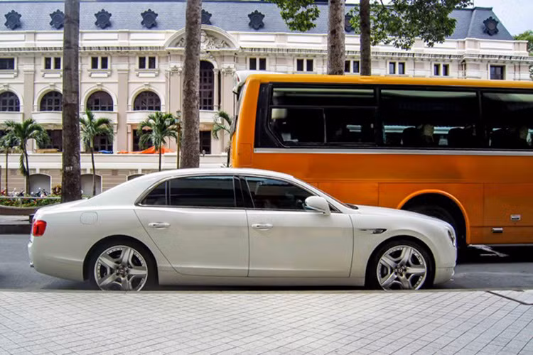 Cụ thể, chiếc Bentley Flying Spur V8 cũng có giá chỉ trên 200.000 USD, tương đương với Mercedes S400 tại Việt Nam.
